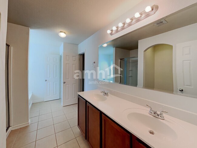 Building Photo - 5564 Thunder Bay Dr