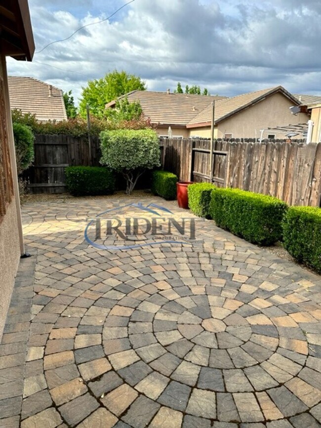 Building Photo - Beautiful 3 bedroom, 2 house