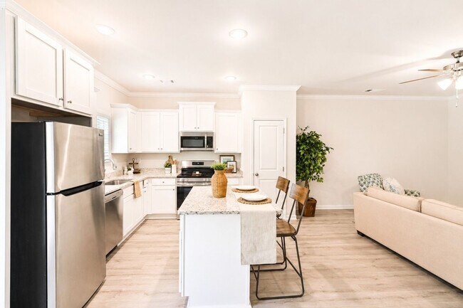 Building Photo - Discover modern living in the heart of Cornelia!