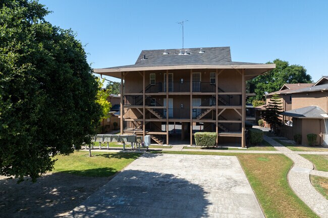 Building Photo - The Oaks