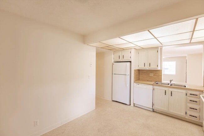 Building Photo - 5029 Rose Hill Dr