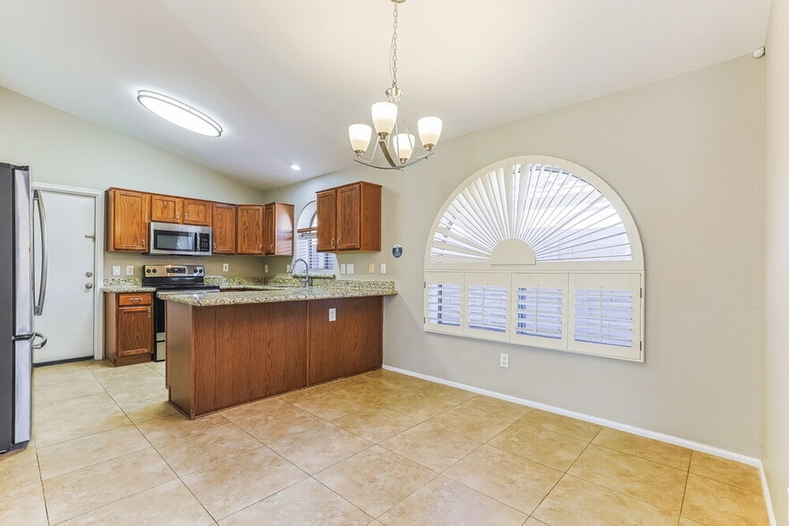 Building Photo - 672 E Lovegrass Dr