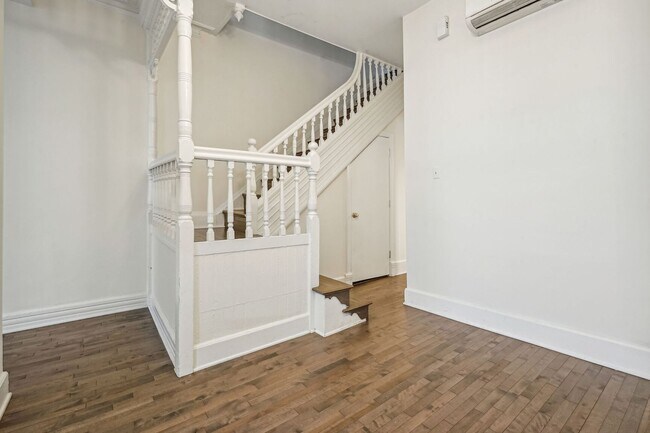 Building Photo - Available Now! 3 bedroom, 1.5 bathrooms hi...