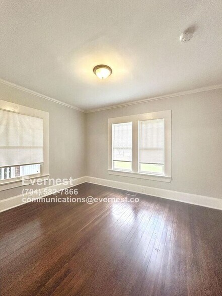 Building Photo - 203 S Elm St
