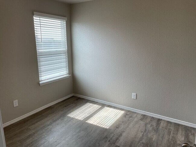 Building Photo - Available Now | Pet-Friendly 3-Bedroom, 2-Bath Home in Scott’s Hollow — Tour Today!
