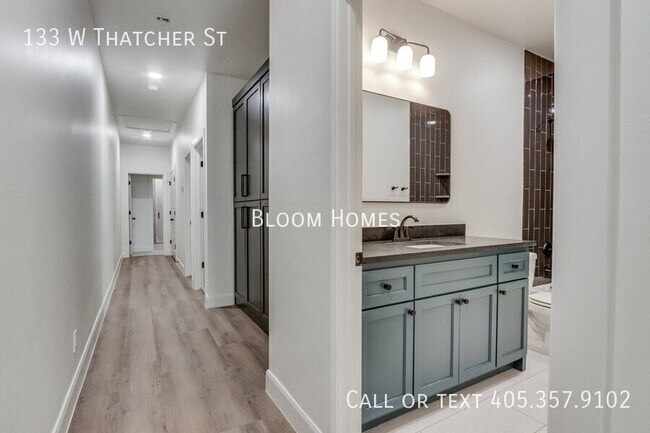 Building Photo - 133 W Thatcher St