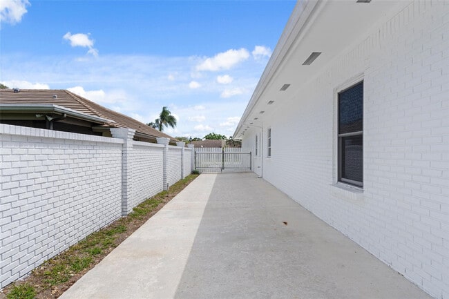 Building Photo - 9010 Gardens Glen Cir