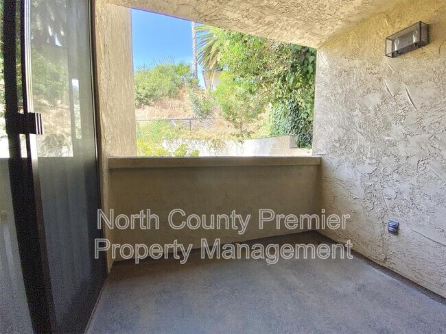 Building Photo - 2420 Torrey Pines Rd