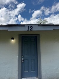 Building Photo - 2 Bed 1 Bath Apartment