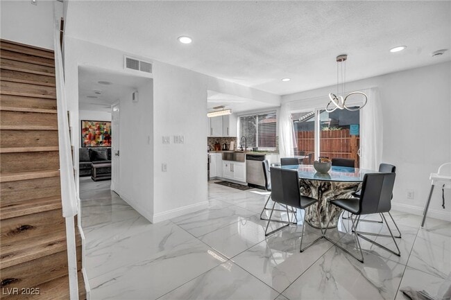 Building Photo - 1453 Santa Anita Dr