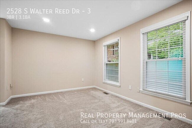Building Photo - 2528 S Walter Reed Dr