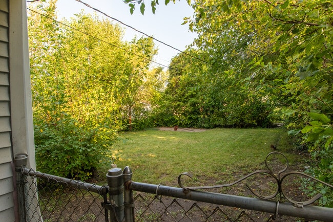 Building Photo - 1353 Bissell St