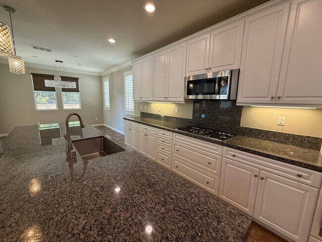 Building Photo - 29052 W Hills Dr
