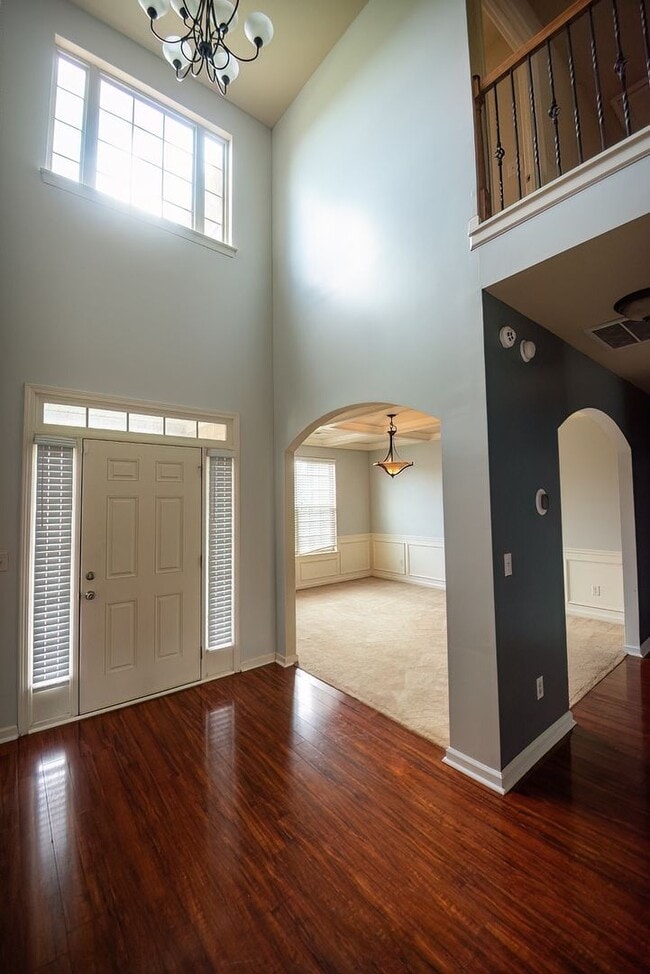 Building Photo - Beautiful home available today!