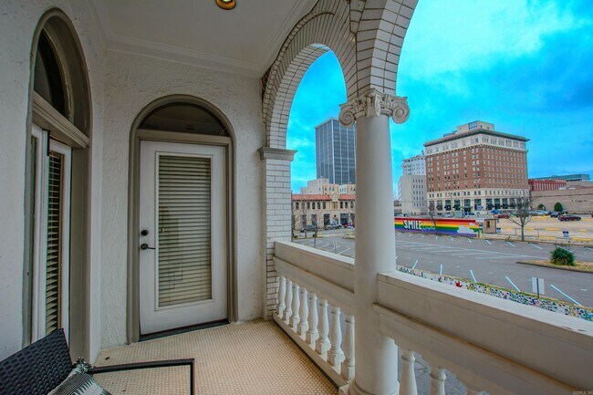 Primary Photo - 612 Center St