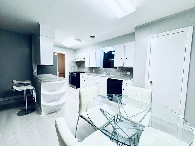 Building Photo - 6410 Neff St