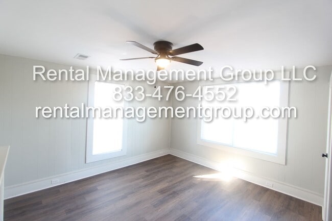 Building Photo - 3 Bedroom, 2 Bath! New on the Market and N...