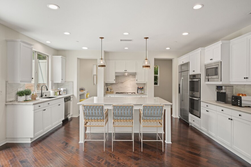 Large Island - 4928 Princess Dr