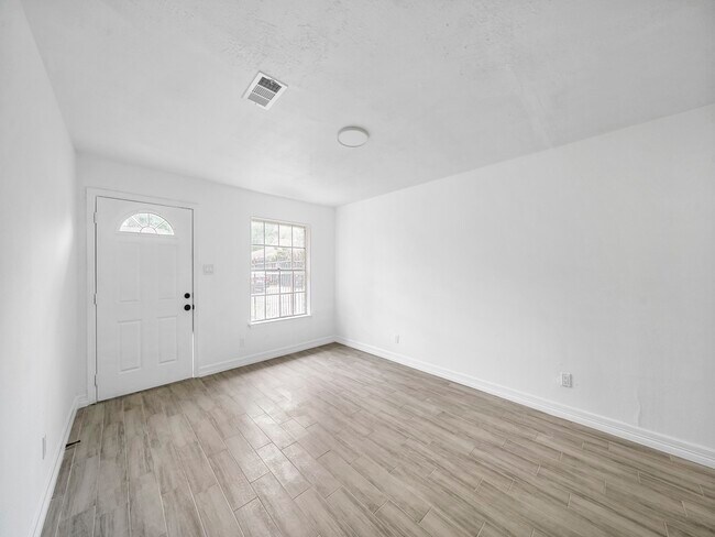 Building Photo - 1610 Crestdale Dr