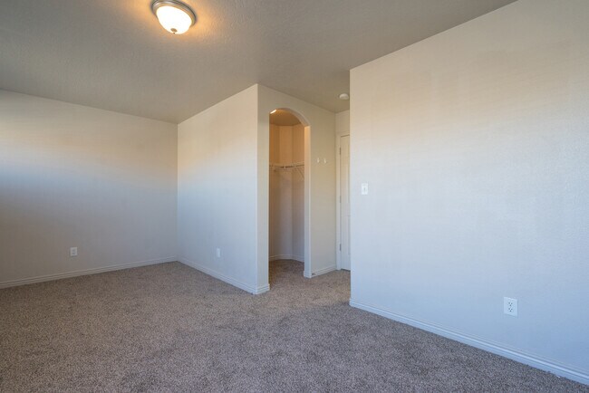 Building Photo - 3155 S Hidden Valley Dr
