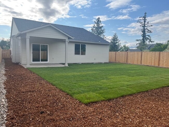 Building Photo - 3 Bedroom 2 Bath Silverton OR