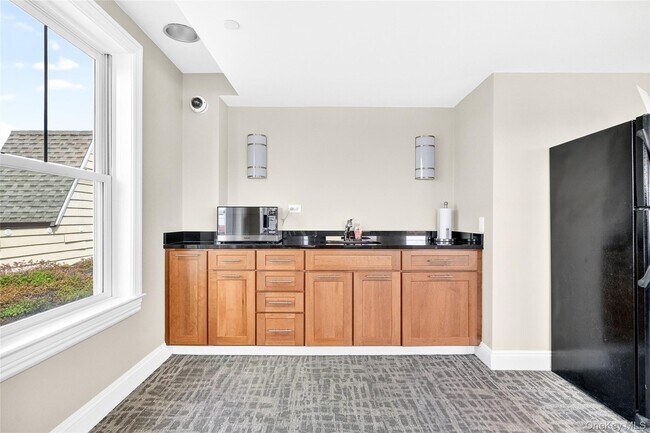 Building Photo - 225 Stanley Ave