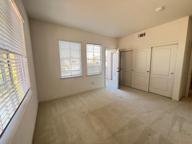 Building Photo - Room for Everyone: Meticulously Maintained 5-Bedroom Estate