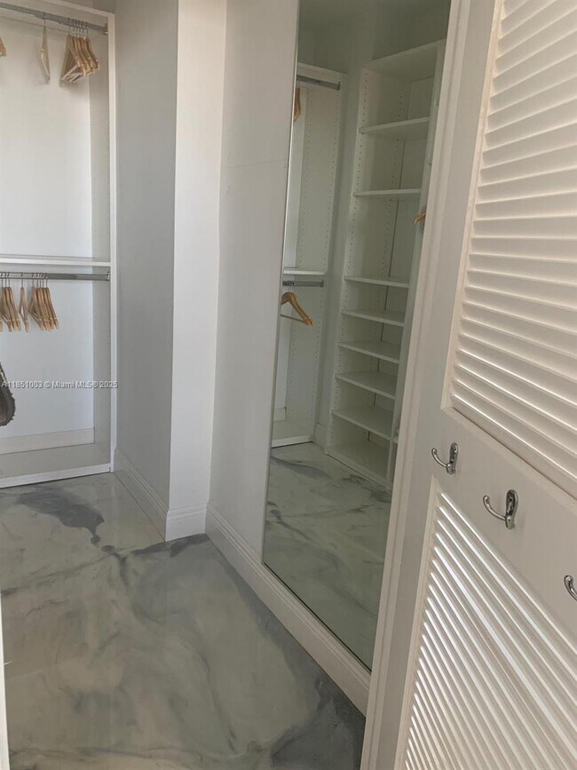 Building Photo - 2030 S Ocean Dr