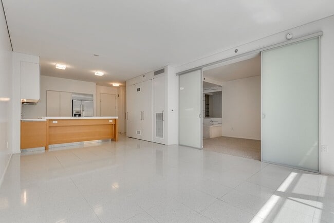 Building Photo - Veer Towers 2210E-CityCenter Views from th...