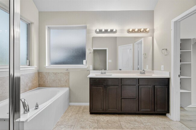 Building Photo - 2450 Garden Shadow Dr