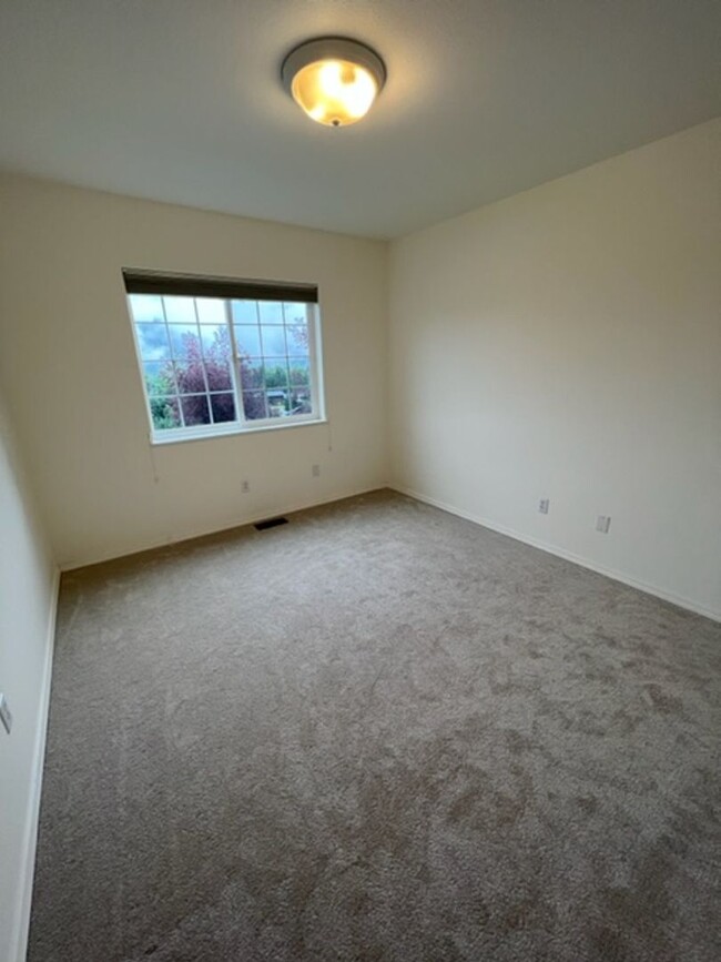 Building Photo - Beautiful 4 Bedroom Eagle River Home!