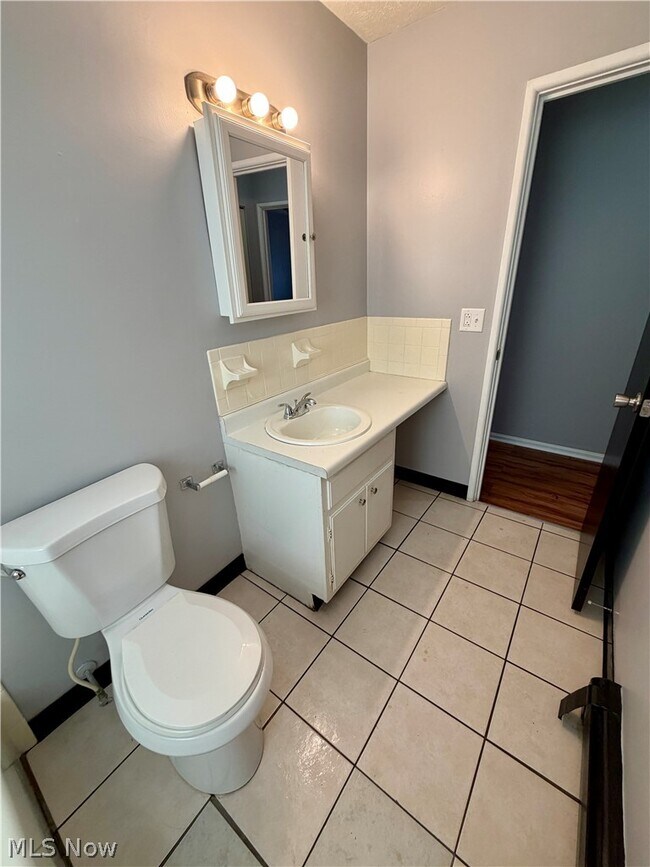 Building Photo - 841 Moyer Ave