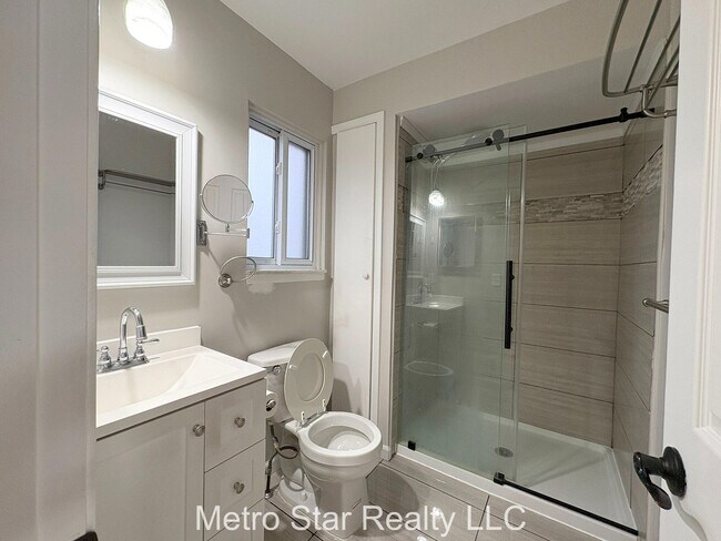 Building Photo - 1553 Lakewood Dr