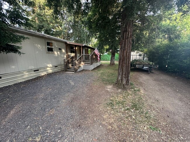 Building Photo - Country Living