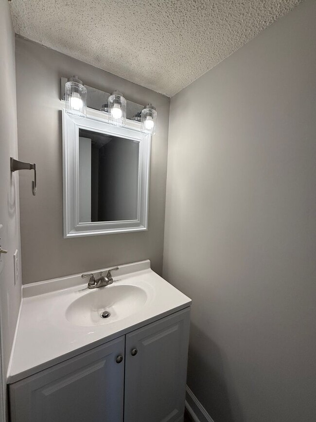 Building Photo - 2BR/2.5BA Townhouse