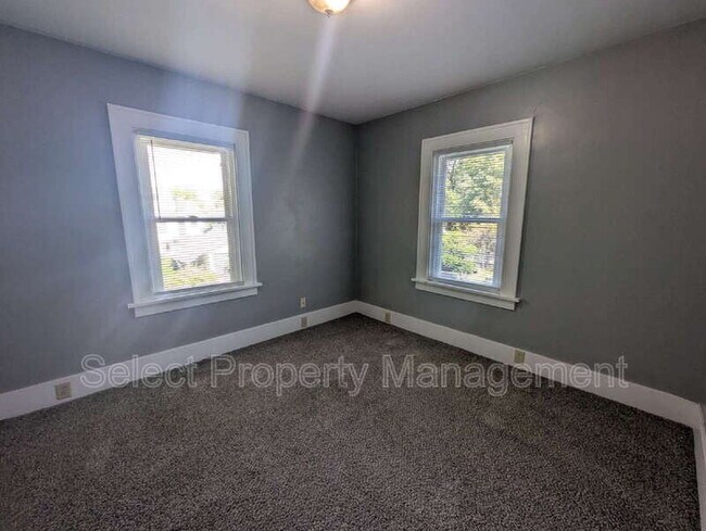 Building Photo - 822 Nuttman Ave