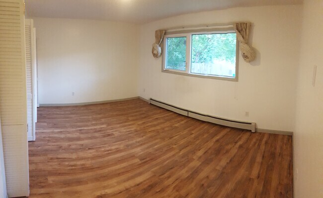 Large Bedroom - 1130 Valley St
