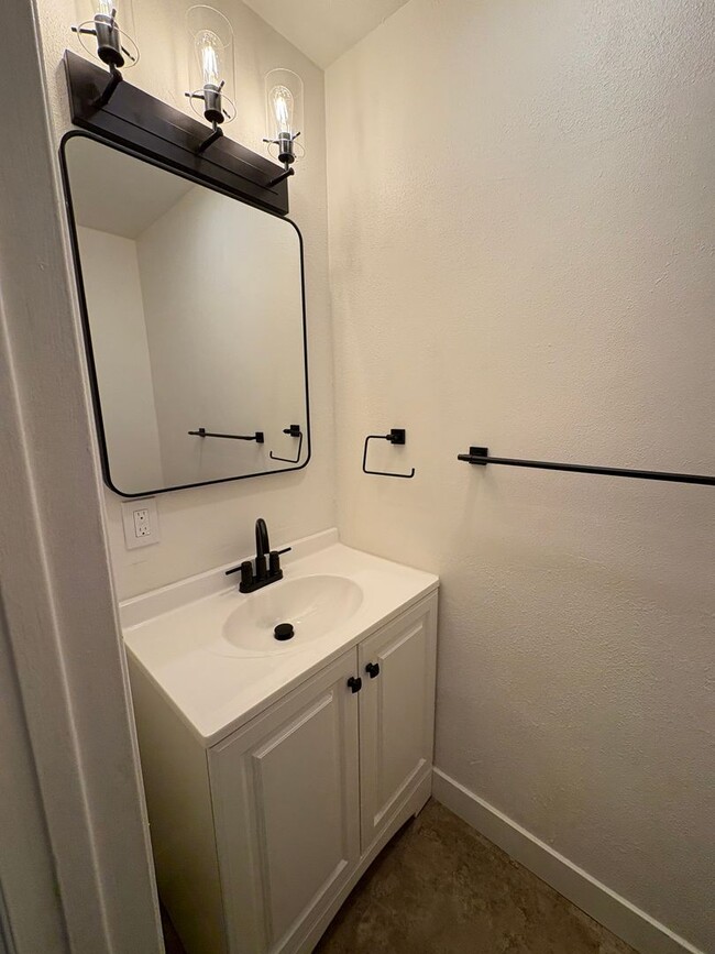 Building Photo - Beautiful 3 Bedroom Condo