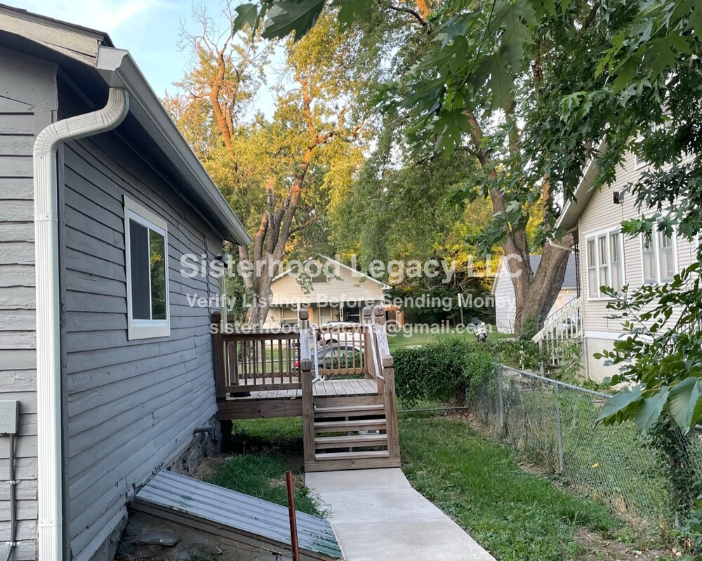 Building Photo - 838 S Oak St