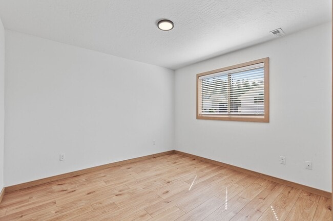 Building Photo - Beautiful home down town CDA