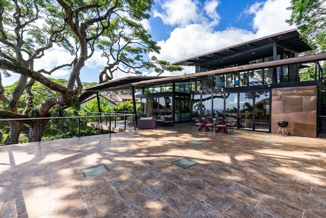 Building Photo - Tantalus Glass House: Modern Luxury with S...