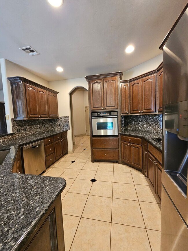 Building Photo - 513 Summit View Ct
