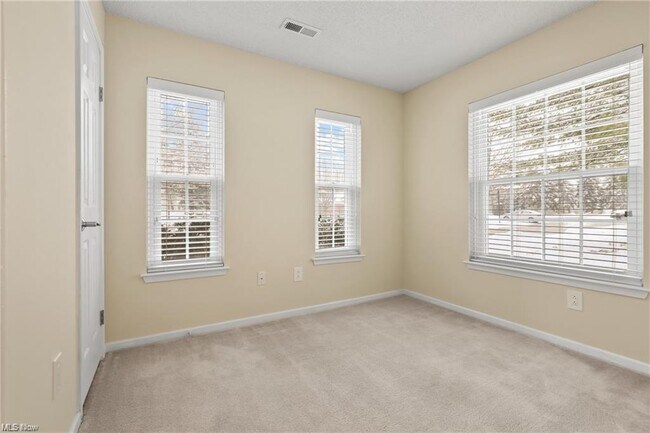 Building Photo - 240 Fox Hollow Dr