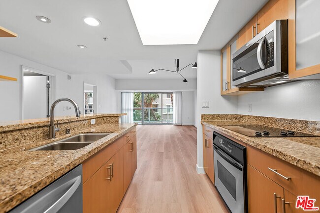 Building Photo - 13700 Marina Pointe Dr