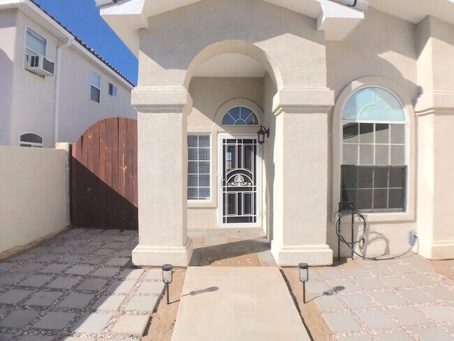Building Photo - Stunning 4 bedroom in La Cueva area. Spacious layout. Refrigerated air! Extra Space!