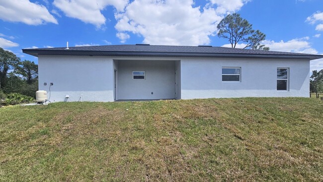 Building Photo - MUST SEE-BRAND NEW THREE BEDROOM, 2 BATH, ...
