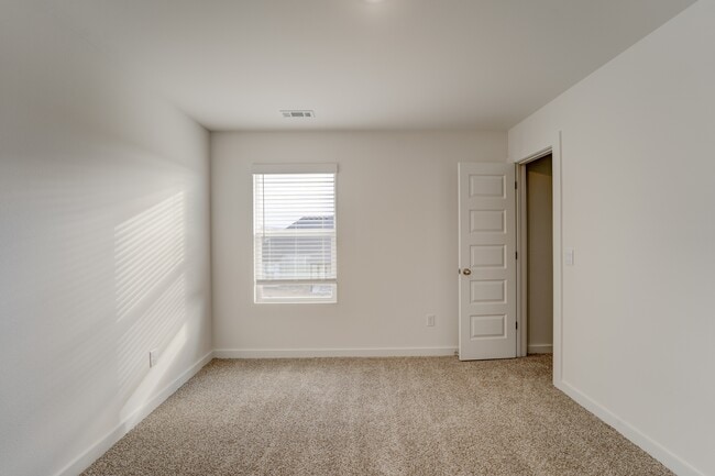 Building Photo - 139 S Maroon Ave