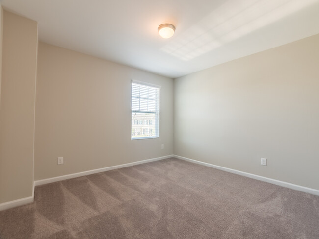 Building Photo - 3 Bedroom Townhome in NW School District -...