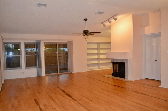 Building Photo - Beautiful and spacious 3 bed 2 bath.