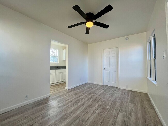 Building Photo - 6200-6202